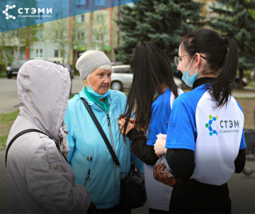 Студенты СТЭМИ вручают символы Победы