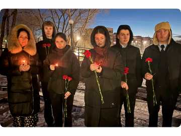 Они пришли к мемориалу, чтобы сказать "спасибо"